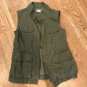 Girls army green sleeveless jacket vest